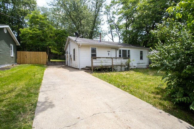 Building Photo - Remodeled 3 Bed 1 Bath Home