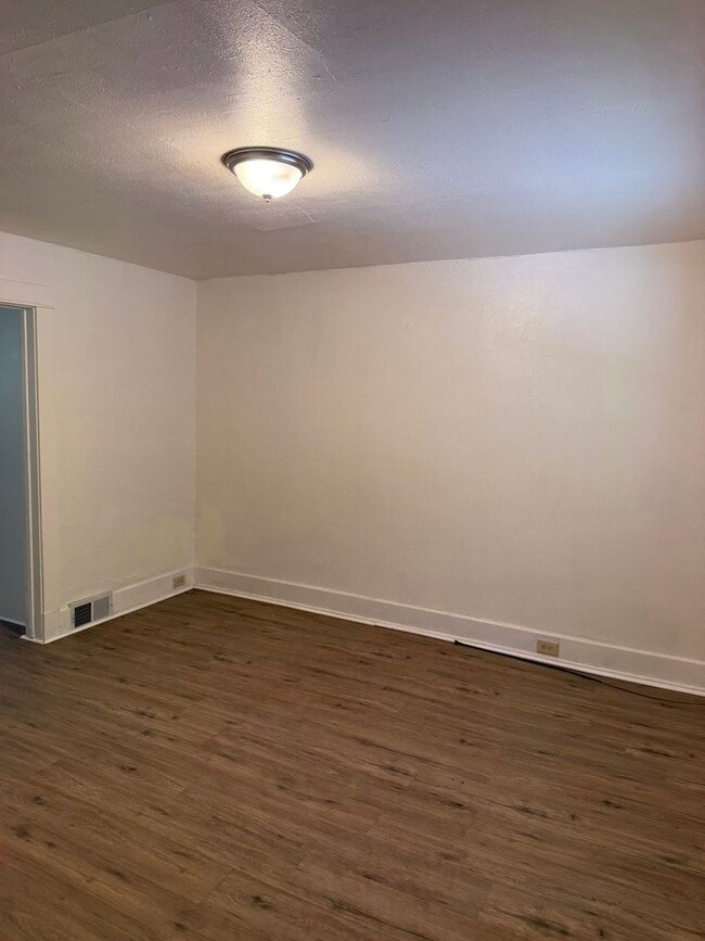 Building Photo - Newly Remodeled 2-Bedroom Townhouse