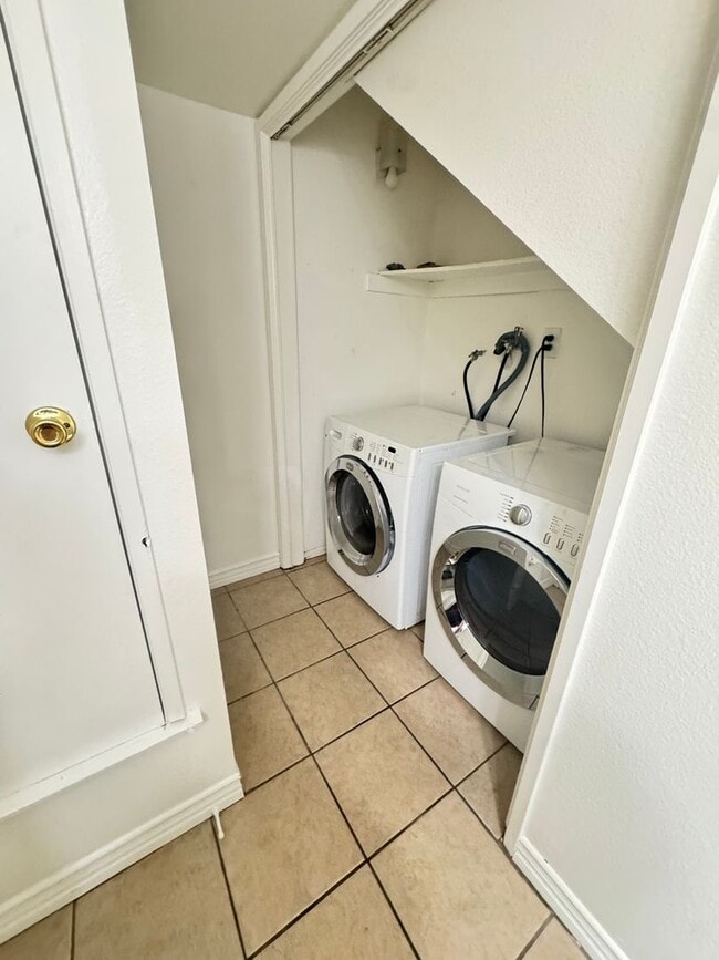 Building Photo - Welcome home to this charming and cozy corner-unit condo in the heart of Rancho Cucamonga!