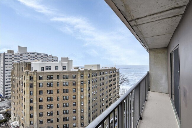 Building Photo - 12500 Edgewater Dr