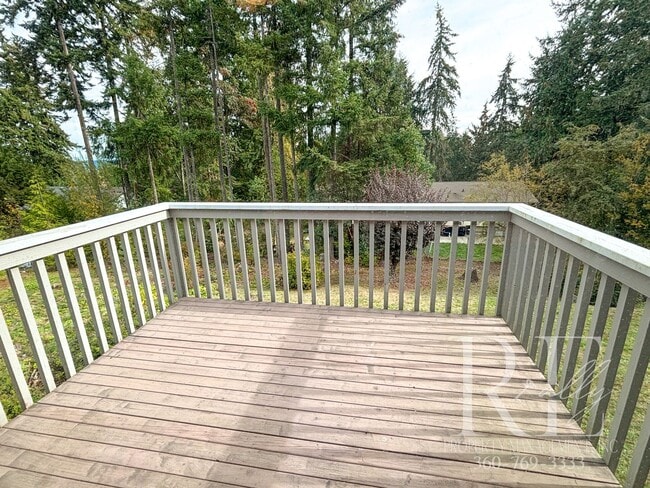 Building Photo - Charming 2-Story Duplex in Silverdale