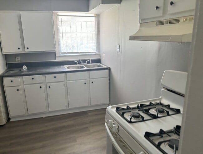 Building Photo - MOVE-IN SPECIAL 1/2 OFF 1ST MONTH'S RENT!!