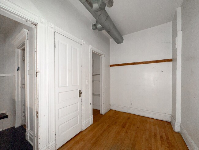 Building Photo - 723 W Wrightwood Ave