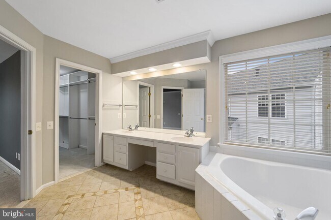 Building Photo - 2487 Sycamore Lakes Cove