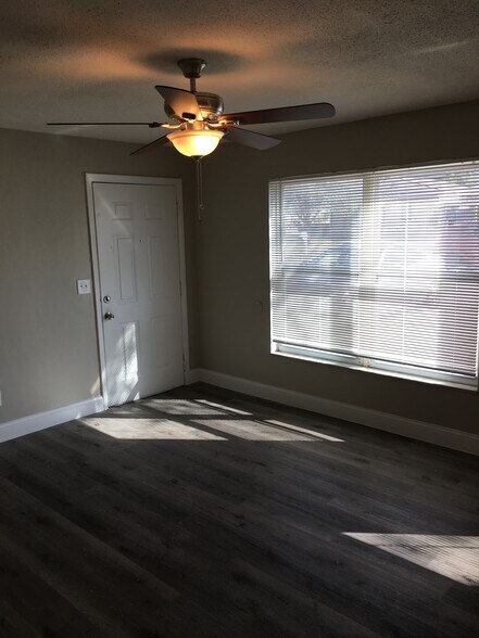 Building Photo - 805 10th St SW