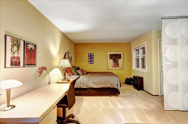 Building Photo - Very Desirable Woodbridge Townhouse in Nevada City