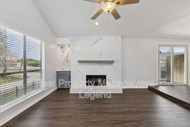 Building Photo - 6646 E Lovers Ln