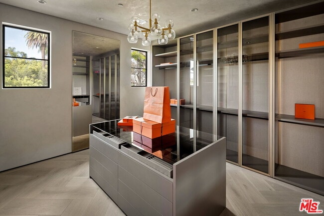 Building Photo - 10386 Strathmore Dr