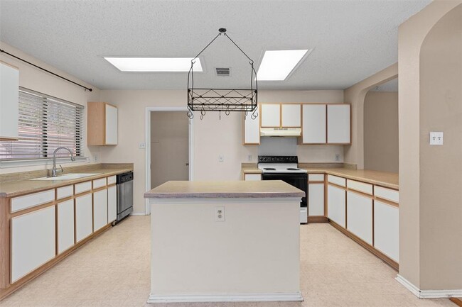 Building Photo - 1353 Lakeside Loop