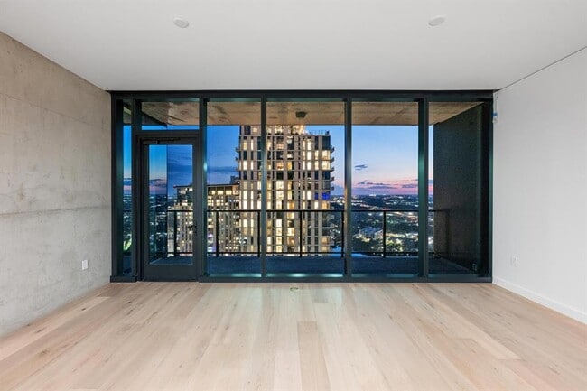 Building Photo - 610 Davis St