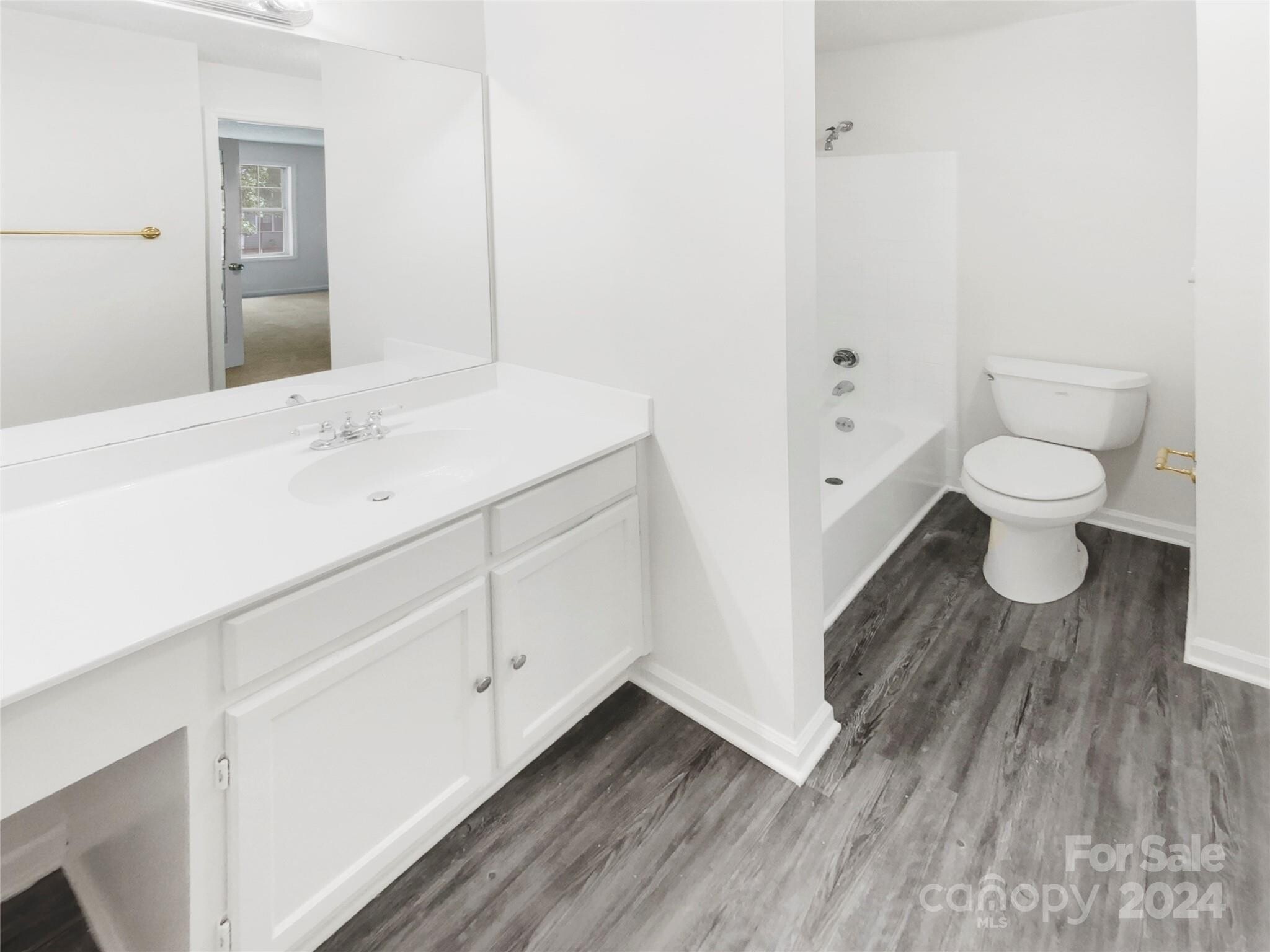 Primary/Shared Bathroom - 6003 Treetop Ct