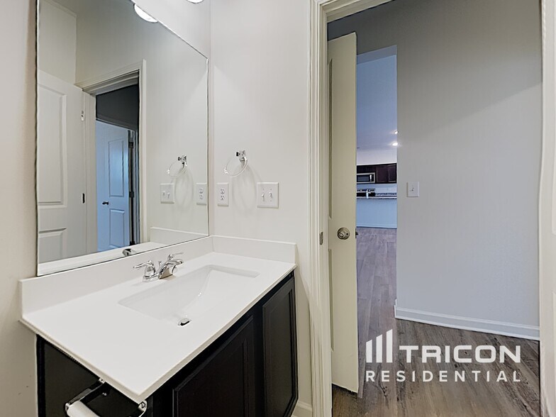 Building Photo - 2137 Hudson Dr