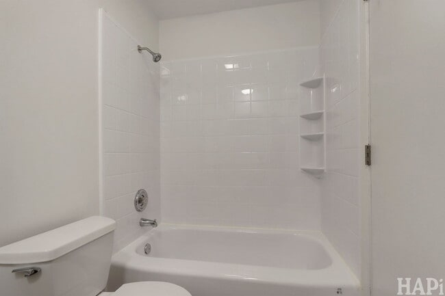 Building Photo - 642 Whalom Ln