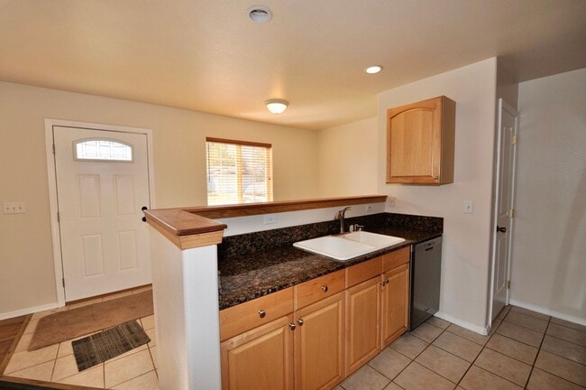 Building Photo - 3 bed 2 bath rancher duplex (stainless appliances & granite counters)