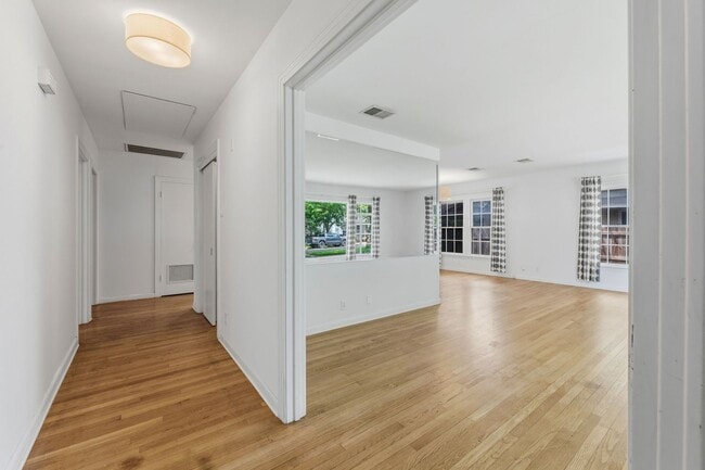Building Photo - Nicely Updated 3/2 in Hyde Park