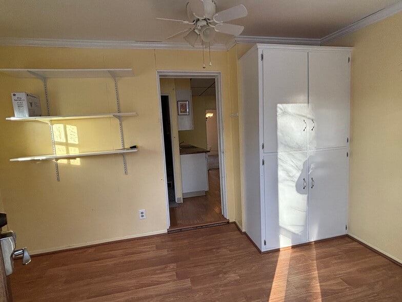 Large entry way with storage - 203 E McKinley St