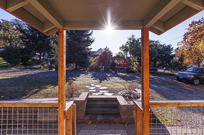 Building Photo - Fully Furnished Craftsman Cottage in Jacksonville! W/D,  Pets OK $300 Utility Fee