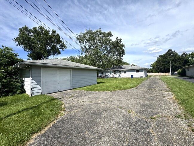 Building Photo - 3971 Far Hills Dr