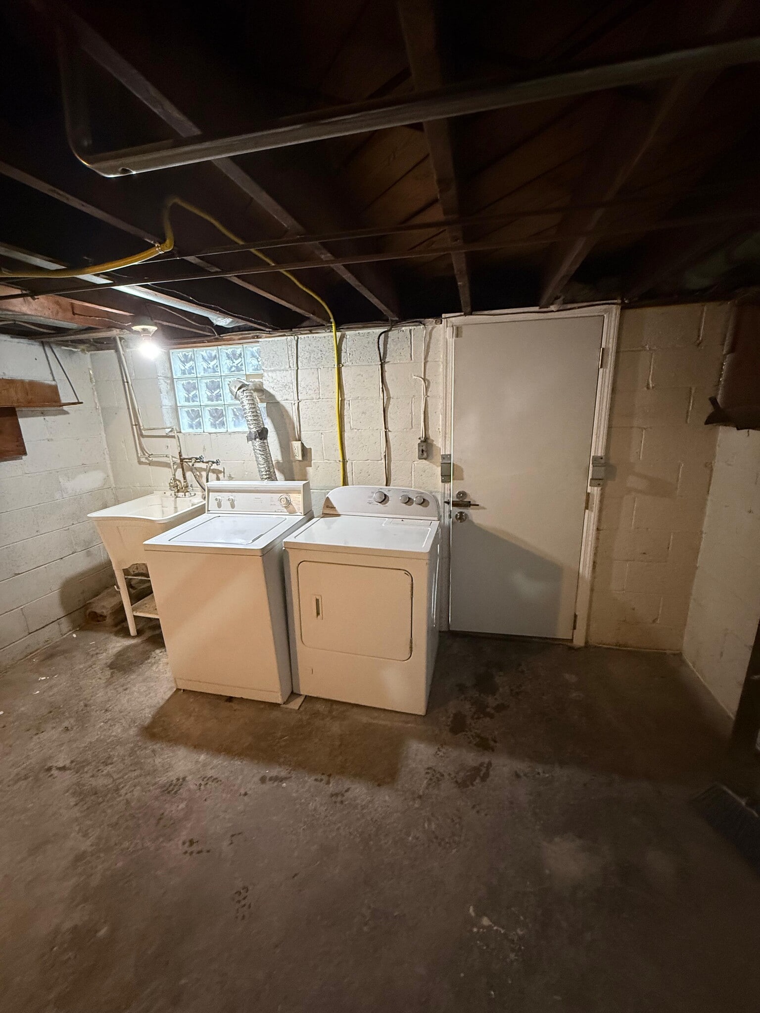 Building Photo - 628 Church St