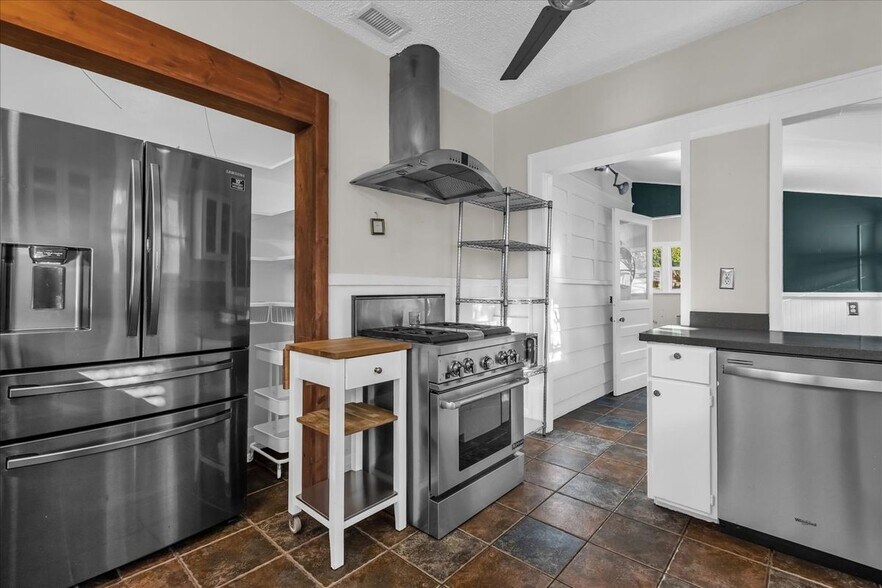 Building Photo - 1633 E Concord St