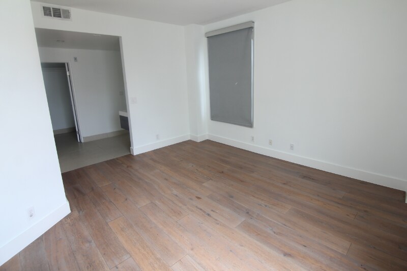 Building Photo - 884 Palm Ave