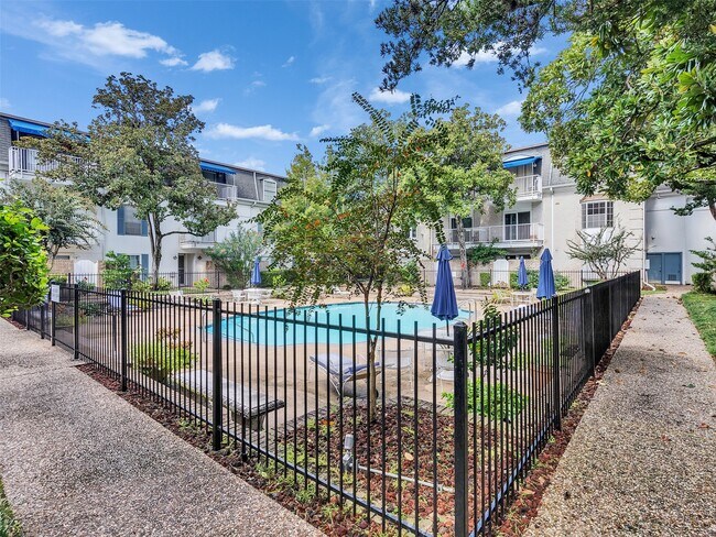 Building Photo - 2601 Bellefontaine
