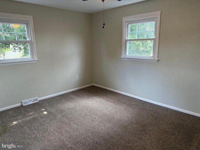 Building Photo - 417 Greenview Dr