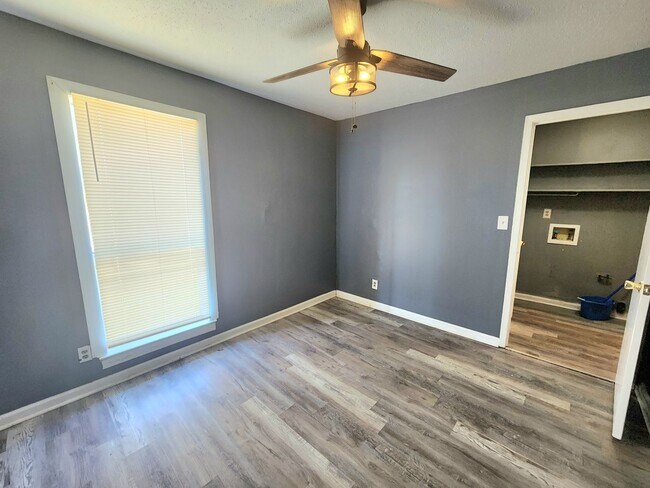 Building Photo - 3 bedroom/2bath  $1295/mth