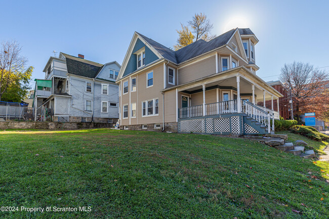 Building Photo - 800 Quincy Ave