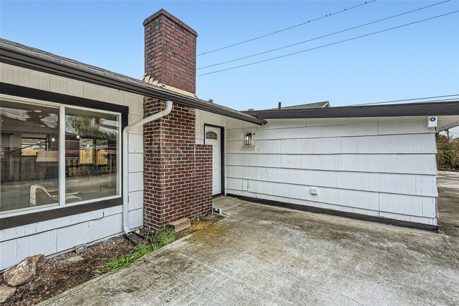 Building Photo - Just renovated - 4 bedroom Home