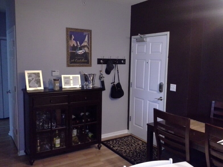 Building Photo - 6255 Beechtree Dr