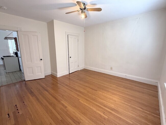 Building Photo - 33 Cook St