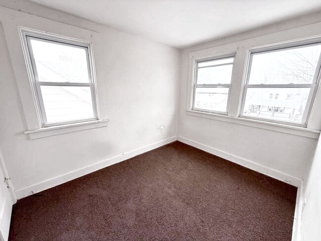 Building Photo - 3-BED, 1 BATH BEAUTIFUL SINGLE- FAMILY HOME IN MAPLE HEIGHTS!