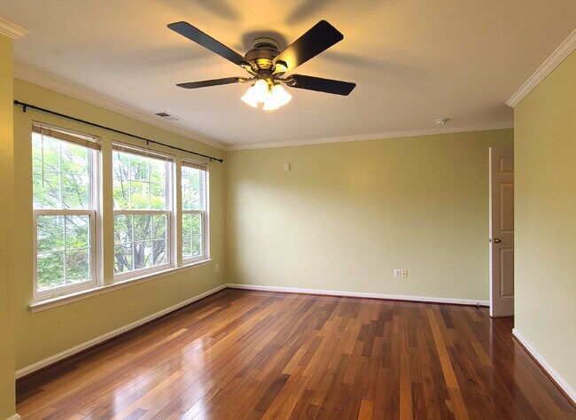 Building Photo - Gorgeous 6 BR Home, Convenient to Quantico & Commuting