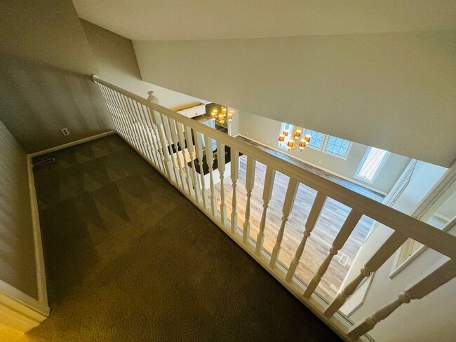 Building Photo - Stunning 8 bedroom House In Fantastic Neig...