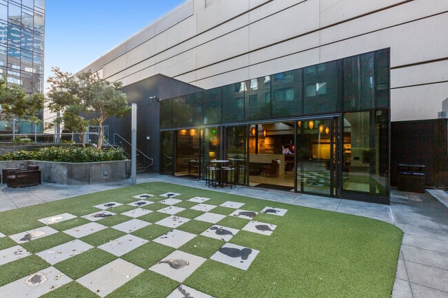 Building Photo - 18 10th St