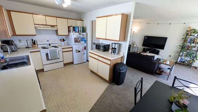 Building Photo - Spacious 3-Bedroom -- Available July 1st!