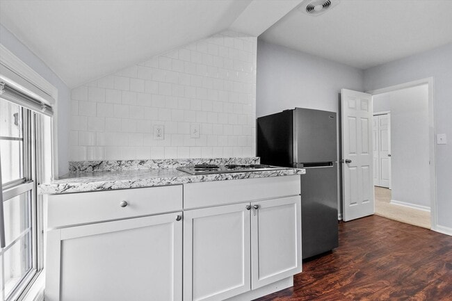 Building Photo - 6BR / 5BA Single-Family Home | 2,663 Sq Ft | Private Driveway | Deck | $4,200/mo Spacious 6-bedro...