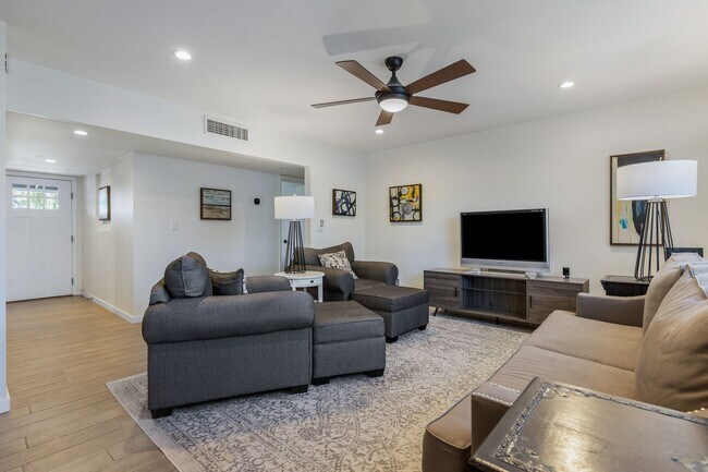 Building Photo - Cute 3 Bedroom 2 Bath In Phoenix!