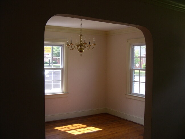 Building Photo - 3 bedroom, 1 bathroom house on Central Ave