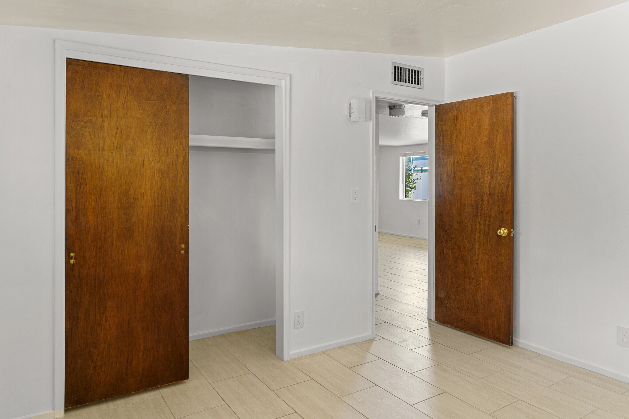 Building Photo - 725 E Freeman Pl