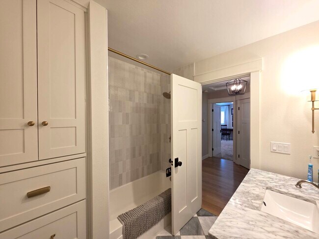 Building Photo - 4002 S Olson Pl