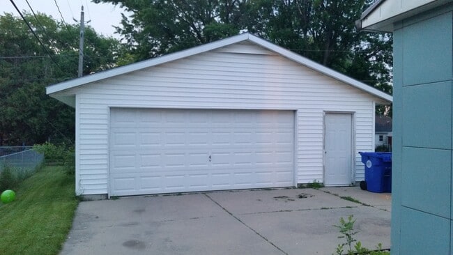 Building Photo - 2 bedroom, 1 bath house