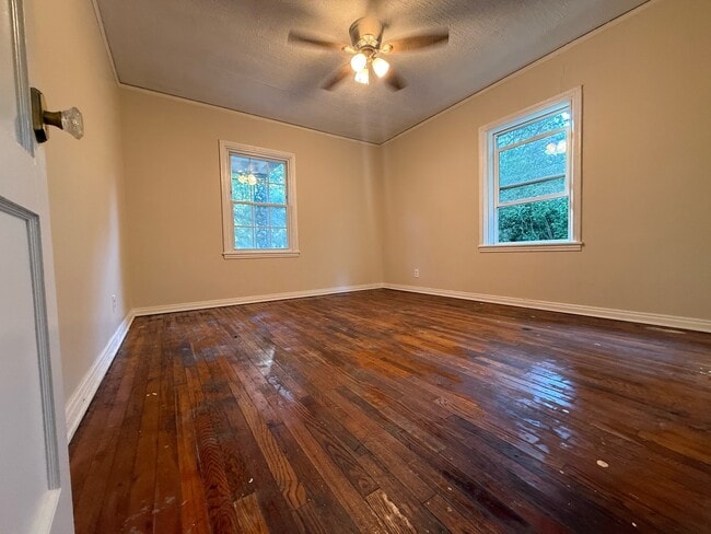 Building Photo - 650 Ave F NE