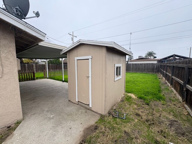 Building Photo - Spacious SE Tulare Home Near Shopping Cent...