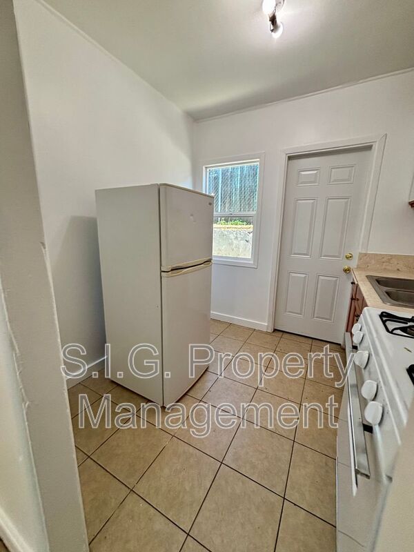 Building Photo - 10156 Helendale Ave