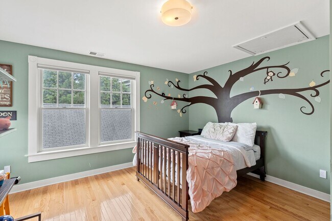 Building Photo - Spacious Kent Home | 6 Bed | 4 Bath | 4,000 Sf | Front Porch + Backyard | Detached 4-Car Garage