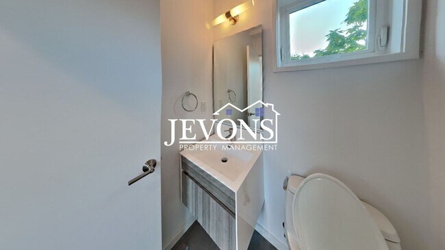 Building Photo - 5BR/4.5BA House in Seattle -- Available Now!