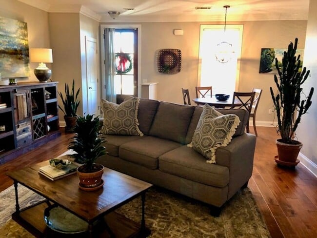 Building Photo - 3 bedroom, 3 Bath in Oxford, small fenced yard.