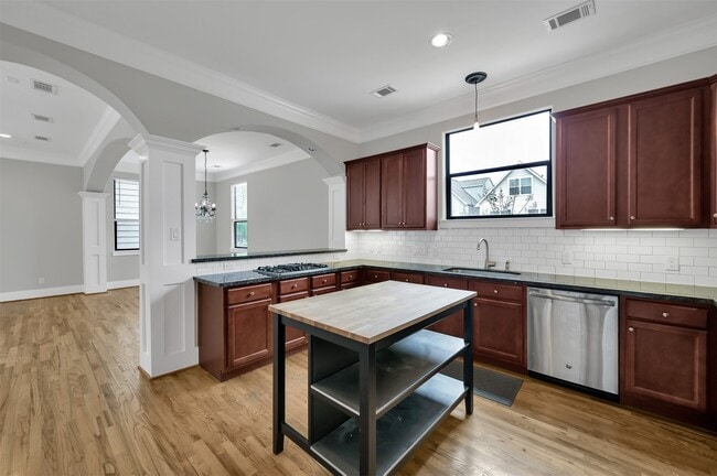 Primary Photo - 910 W 20th St